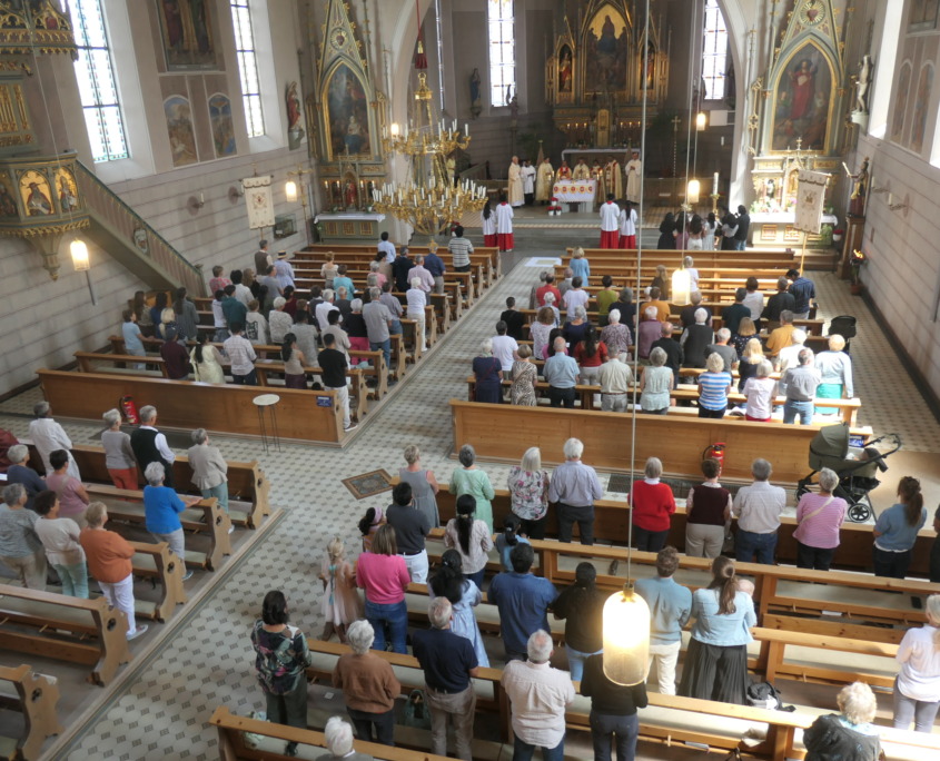Zahlreiche Gottesdienstbesucher
